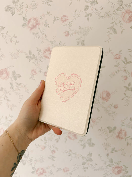 White Kindle & Kobo case with heart "Do Not Disturb"